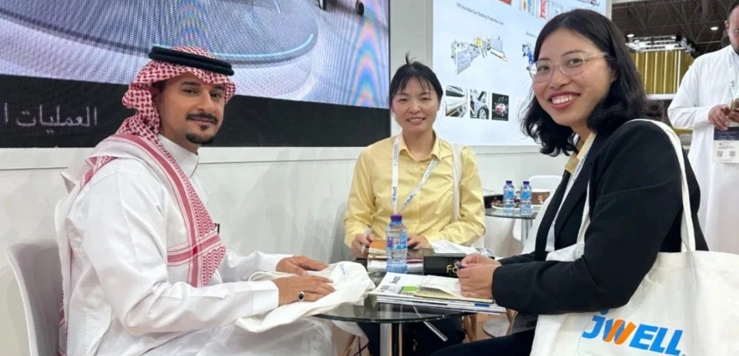 Jwell מדבר עם לקוחות ב-Saudi Plastics 2024（5）